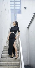 李冰冰身着黑色开叉连衣裙漫步阶梯优雅写真图片