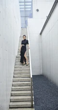 李冰冰身着黑色开叉连衣裙漫步阶梯优雅写真图片