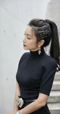 李冰冰身着黑色开叉连衣裙漫步阶梯优雅写真图片