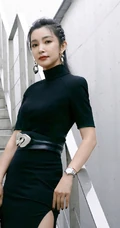 李冰冰身着黑色开叉连衣裙漫步阶梯优雅写真图片