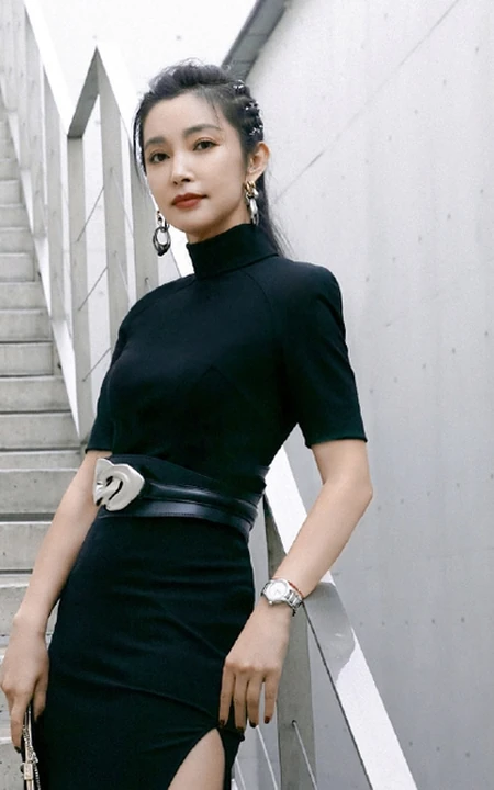 李冰冰身着黑色开叉连衣裙漫步阶梯优雅写真图片