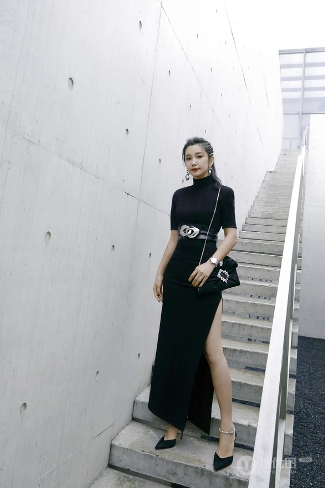 李冰冰身着黑色开叉连衣裙漫步阶梯优雅写真图片
