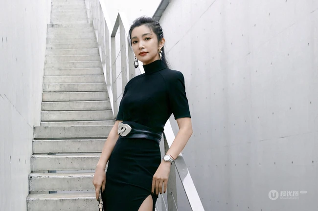 李冰冰身着黑色开叉连衣裙漫步阶梯优雅写真图片
