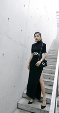 李冰冰身着黑色开叉连衣裙漫步阶梯优雅写真图片