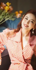 古力娜扎红色格纹衫春日穿着甜美气质写真美照