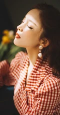古力娜扎红色格纹衫春日穿着甜美气质写真美照