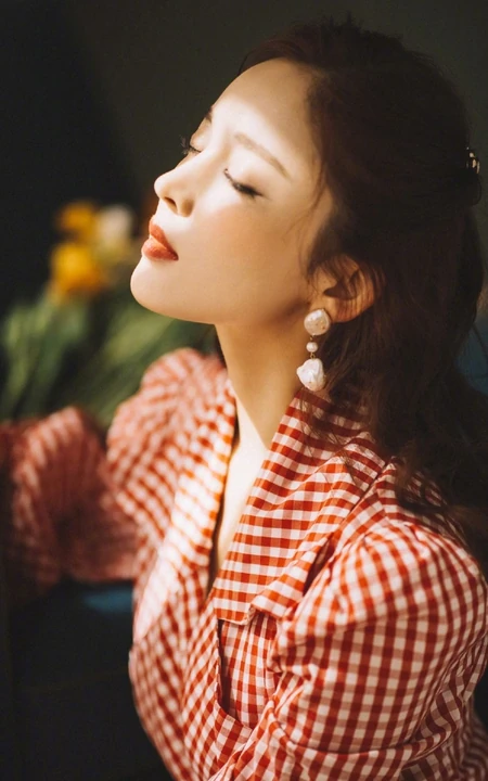 古力娜扎红色格纹衫春日穿着甜美气质写真美照