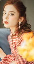 古力娜扎红色格纹衫春日穿着甜美气质写真美照