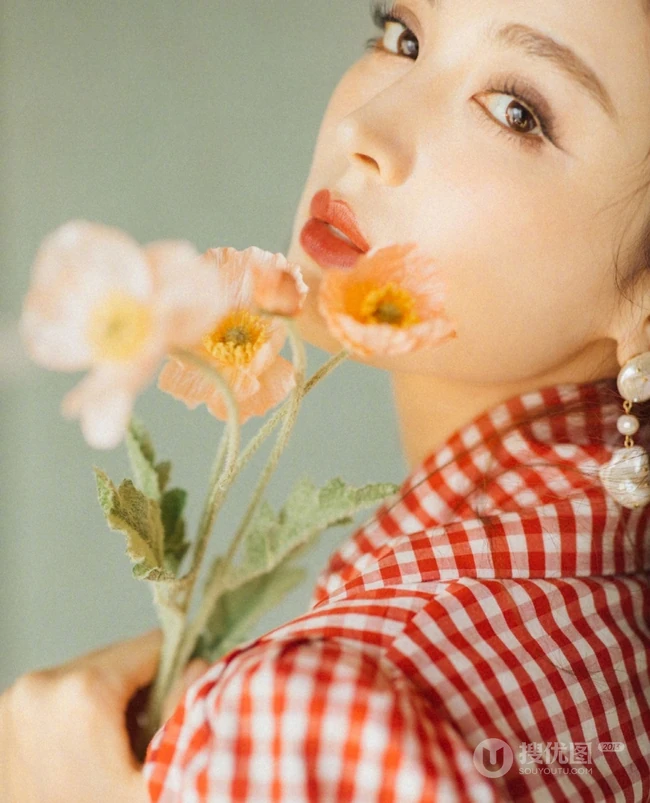 古力娜扎红色格纹衫春日穿着甜美气质写真美照