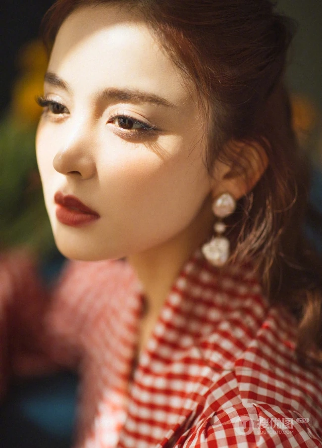 古力娜扎红色格纹衫春日穿着甜美气质写真美照