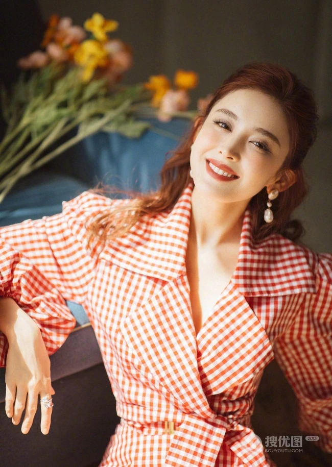 古力娜扎红色格纹衫春日穿着甜美气质写真美照