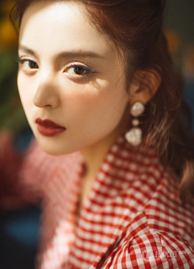 古力娜扎红色格纹衫春日穿着甜美气质写真美照