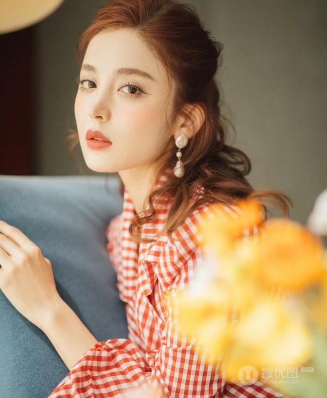 古力娜扎红色格纹衫春日穿着甜美气质写真美照