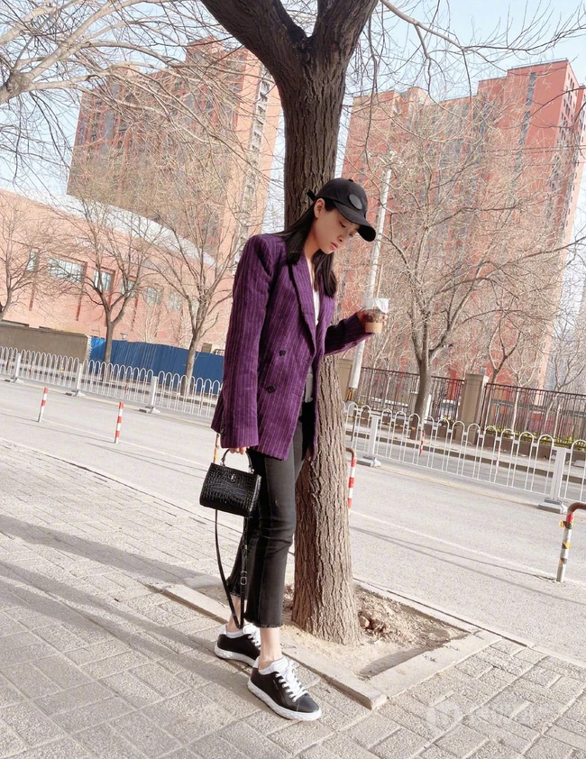 宋茜酷靓休闲装穿搭街拍写真图片