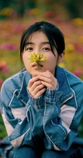 张子枫云南可爱旅拍美照，身着牛仔套装，户外荡秋千，逛花圃，画面唯美
