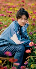 张子枫云南可爱旅拍美照，身着牛仔套装，户外荡秋千，逛花圃，画面唯美