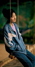 张子枫云南可爱旅拍美照，身着牛仔套装，户外荡秋千，逛花圃，画面唯美