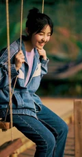 张子枫云南可爱旅拍美照，身着牛仔套装，户外荡秋千，逛花圃，画面唯美