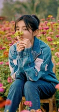 张子枫云南可爱旅拍美照，身着牛仔套装，户外荡秋千，逛花圃，画面唯美