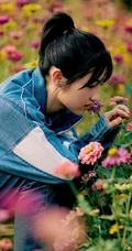 张子枫云南可爱旅拍美照，身着牛仔套装，户外荡秋千，逛花圃，画面唯美