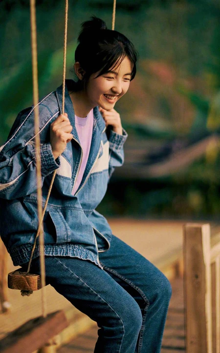 张子枫云南可爱旅拍美照，身着牛仔套装，户外荡秋千，逛花圃，画面唯美