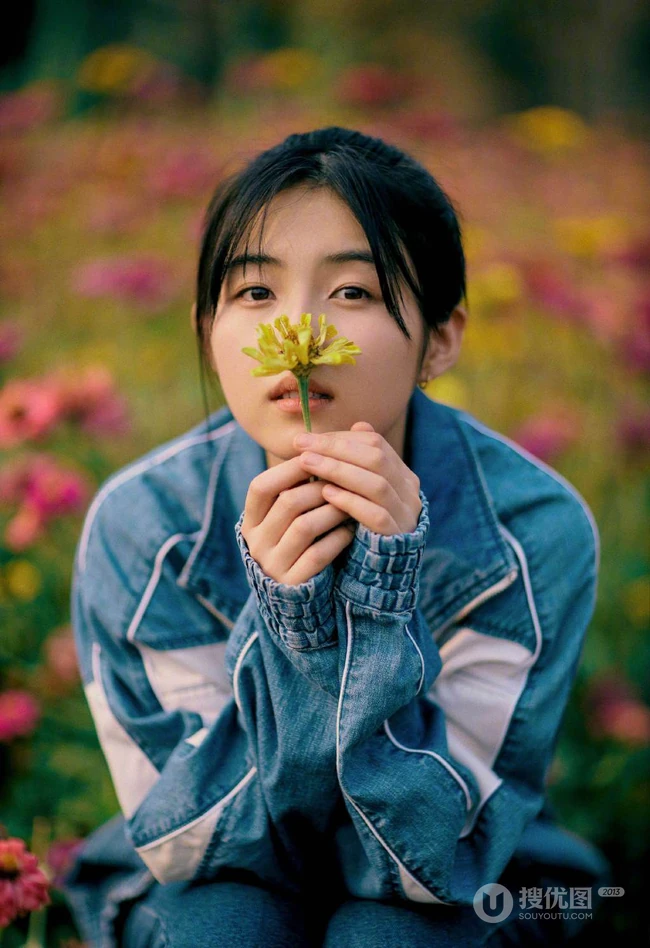 张子枫云南可爱旅拍美照，身着牛仔套装，户外荡秋千，逛花圃，画面唯美