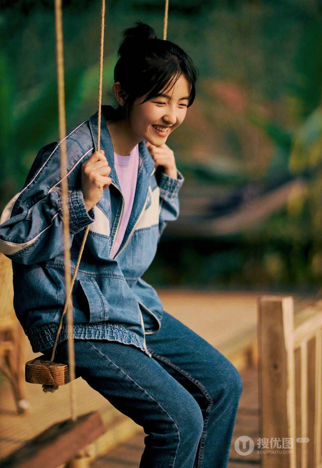 张子枫云南可爱旅拍美照，身着牛仔套装，户外荡秋千，逛花圃，画面唯美