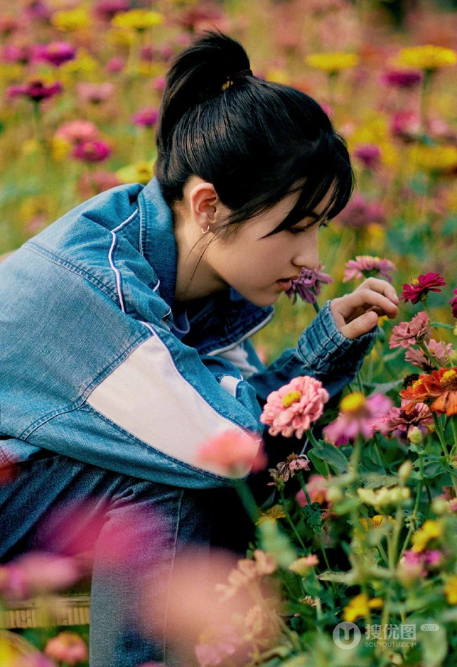 张子枫云南可爱旅拍美照，身着牛仔套装，户外荡秋千，逛花圃，画面唯美