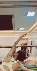 辛芷蕾气质紧身运动套装练习瑜伽显完美身段写真图片
