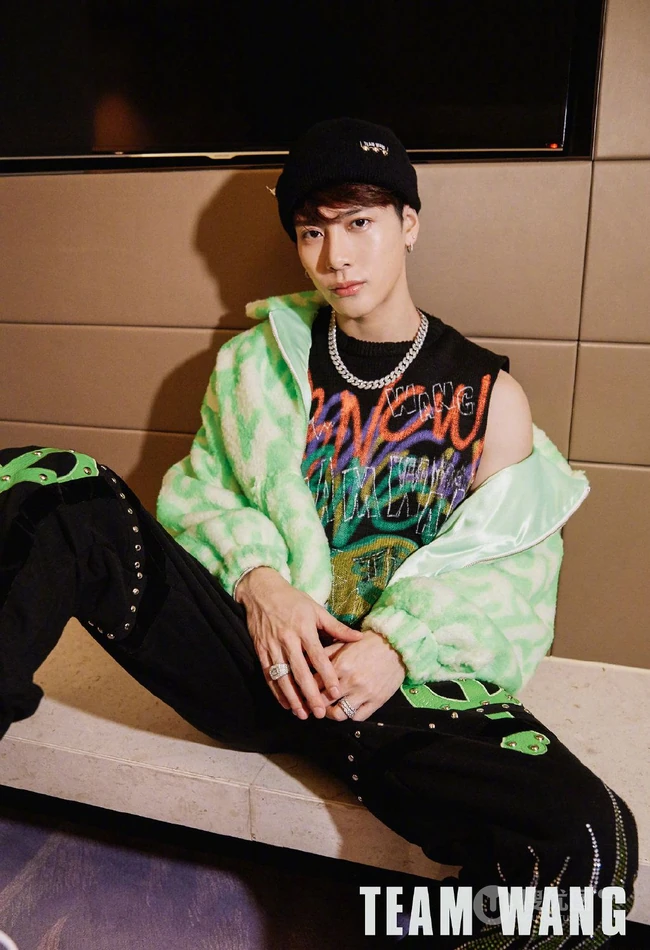 王嘉尔酷潮，可爱，率真等不同穿搭风格元素个性写真精选图片集