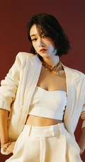 吴谨言气质酷飒白色西装，搭配利落短发柔美写真图片