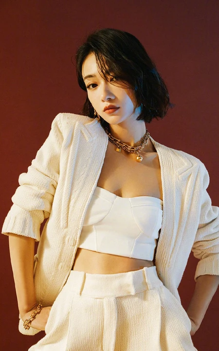 吴谨言气质酷飒白色西装，搭配利落短发柔美写真图片