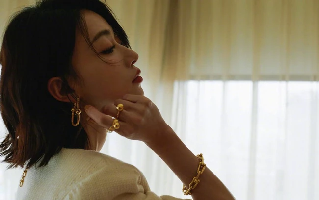 吴谨言气质酷飒白色西装，搭配利落短发柔美写真图片
