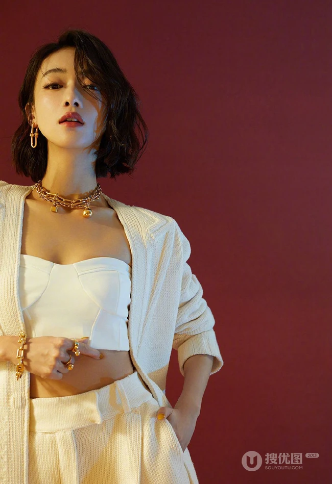 吴谨言气质酷飒白色西装，搭配利落短发柔美写真图片