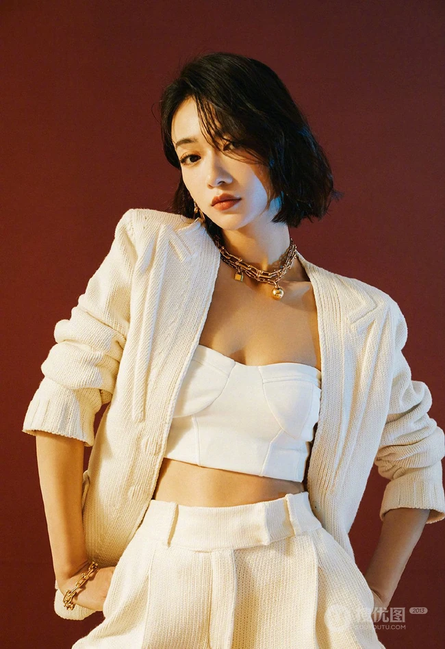 吴谨言气质酷飒白色西装，搭配利落短发柔美写真图片