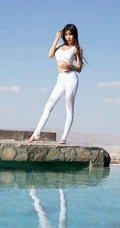 如沐春风，温泉山庄里的身形匀称白色运动装女生写真照片