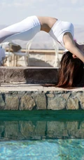 如沐春风，温泉山庄里的身形匀称白色运动装女生写真照片