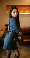 清秀面容，别致多姿女生周慕汐baby蓝色大衣深袜袜沙发椅子写真图片