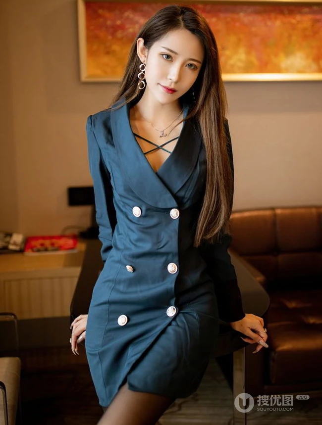清秀面容，别致多姿女生周慕汐baby蓝色大衣深袜袜沙发椅子写真图片