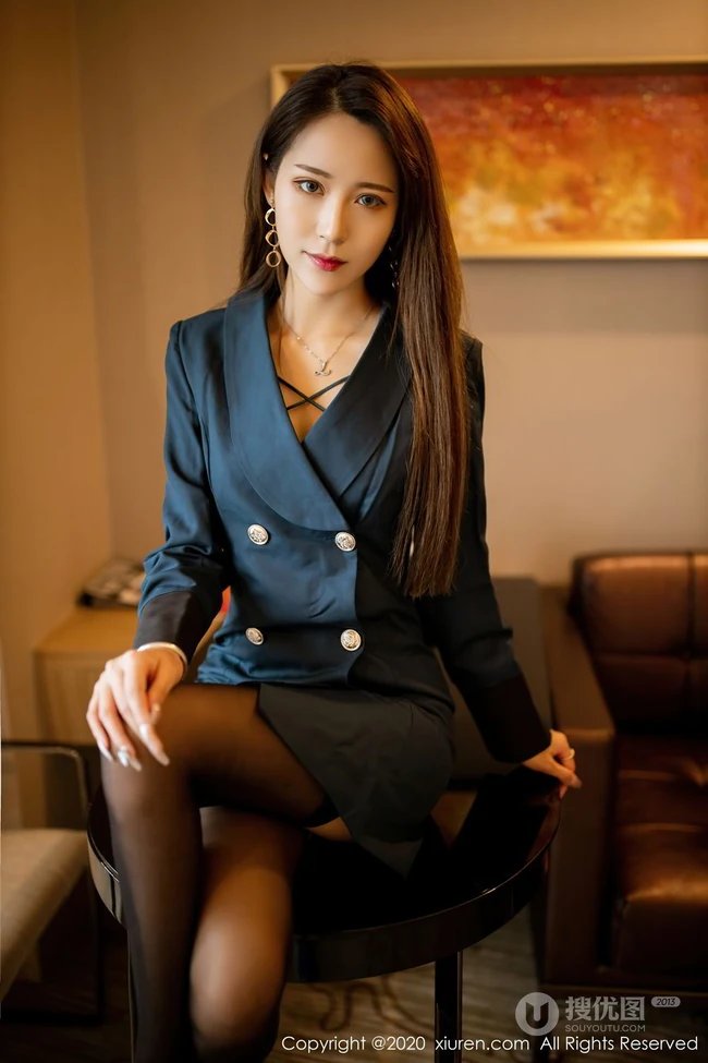 清秀面容，别致多姿女生周慕汐baby蓝色大衣深袜袜沙发椅子写真图片