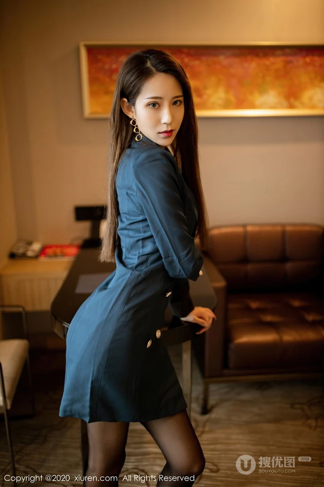 清秀面容，别致多姿女生周慕汐baby蓝色大衣深袜袜沙发椅子写真图片