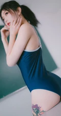 大腿有纹身的气质漂亮马尾辫发型少女肩带死库水穿搭教室写真照片