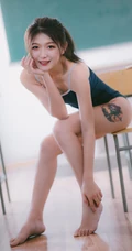 大腿有纹身的气质漂亮马尾辫发型少女肩带死库水穿搭教室写真照片