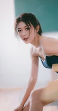 大腿有纹身的气质漂亮马尾辫发型少女肩带死库水穿搭教室写真照片