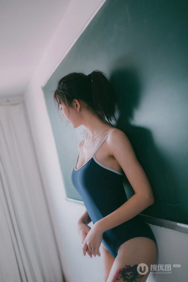 大腿有纹身的气质漂亮马尾辫发型少女肩带死库水穿搭教室写真照片
