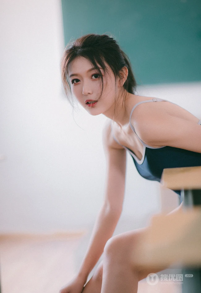 大腿有纹身的气质漂亮马尾辫发型少女肩带死库水穿搭教室写真照片