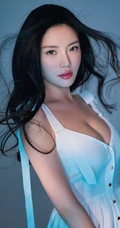 徐冬冬V领肩带白裙着身显匀称优雅身形写真美照