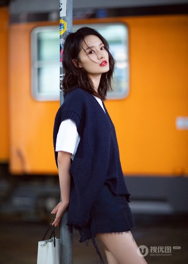 李沁甜美可爱休闲装穿搭街拍写真照片