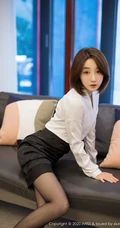 娇小玲珑短发女生妹子九月生白衬衫黑短裙职场秘书制服袜装室内图片集
