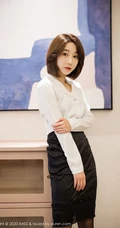 娇小玲珑短发女生妹子九月生白衬衫黑短裙职场秘书制服袜装室内图片集